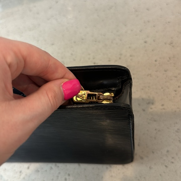 LOUIS VUITTON - Epi Pouchette - Picture 9 of 13